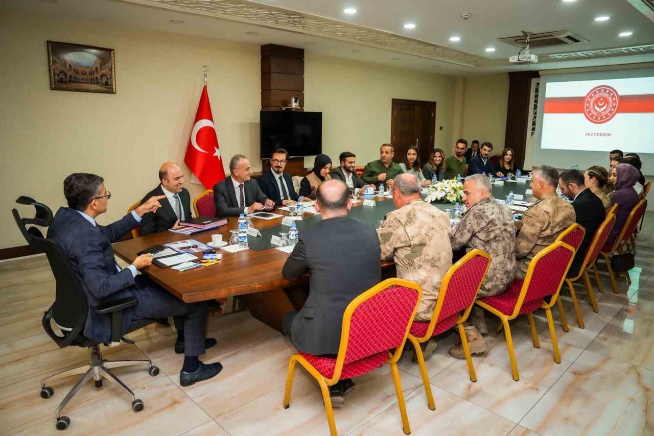 HAKKÂRİ VALİLİĞİ TOPLANTI SALONUNDA, "KADINA YÖNELİK ŞİDDETLE MÜCADELE İÇ GENELGESİ" KAPSAMINDA...