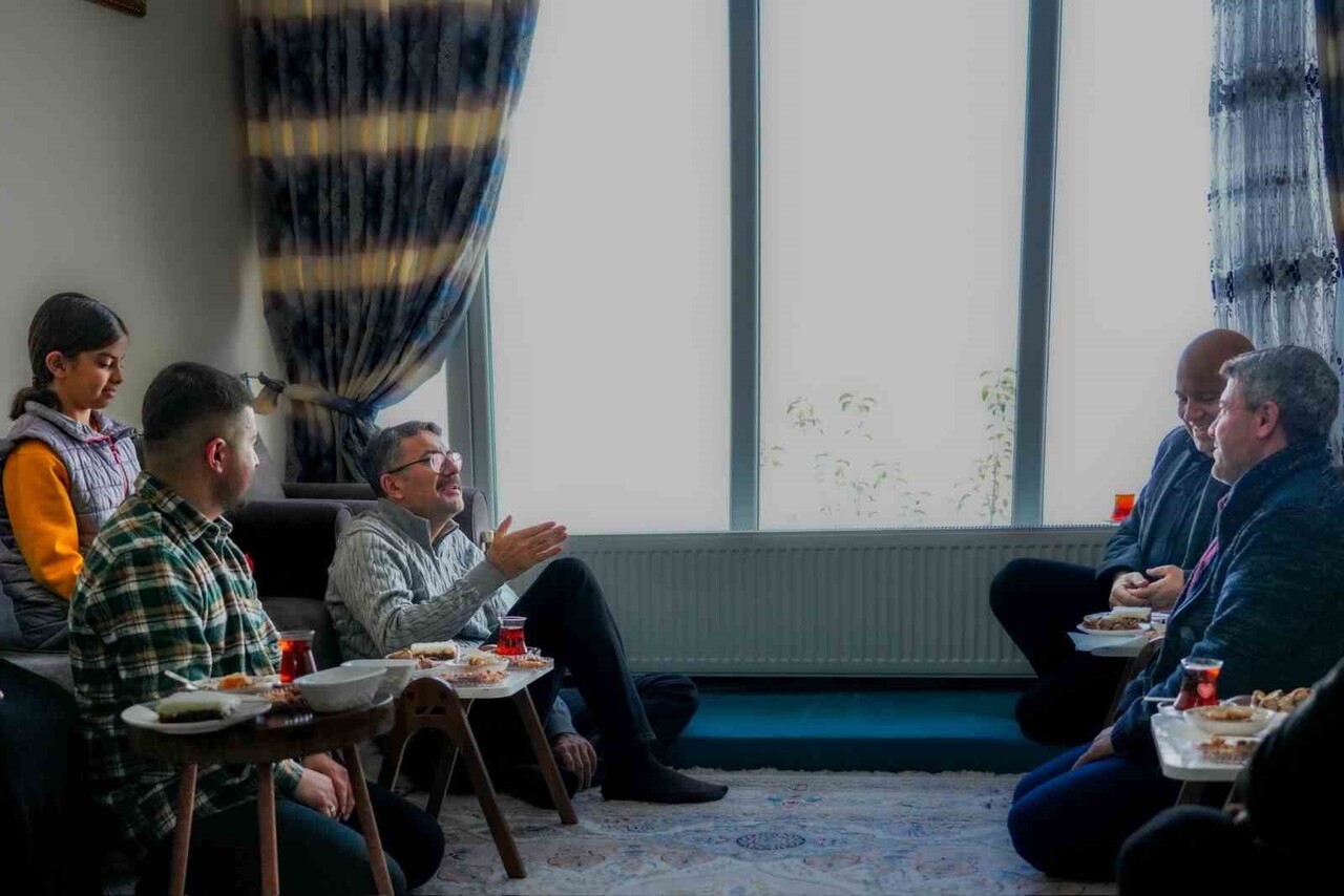 HAKKÂRİ VALİSİ ALİ ÇELİK, AİLE VE SOSYAL HİZMETLER İL MÜDÜRÜ ABDULHALİM ÜNALAN İLE BİRLİKTE ŞEHİT...