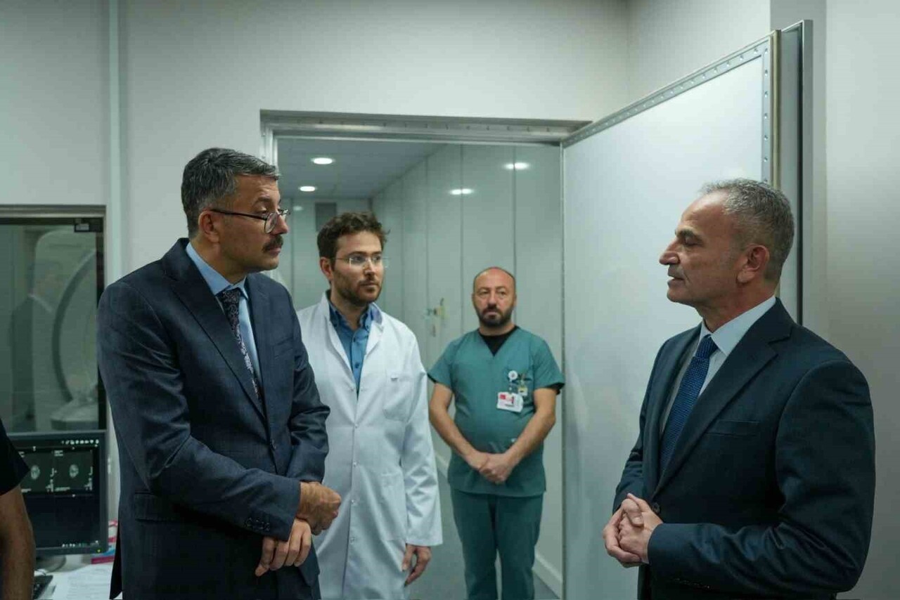 HAKKARİ VALİSİ ALİ ÇELİK, BERABERİNDEKİLERLE HASTANEYİ ZİYARET EDEREK, MEVCUT ALTYAPISI İLE...