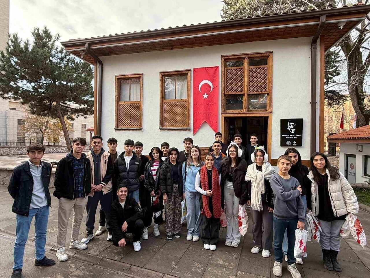 HAKKARİ VALİSİ ALİ ÇELİK’İN ANKARA KÜLTÜR GEZİSİYLE ÖDÜLLENDİRDİĞİ CUMHURİYET ANADOLU LİSESİ...