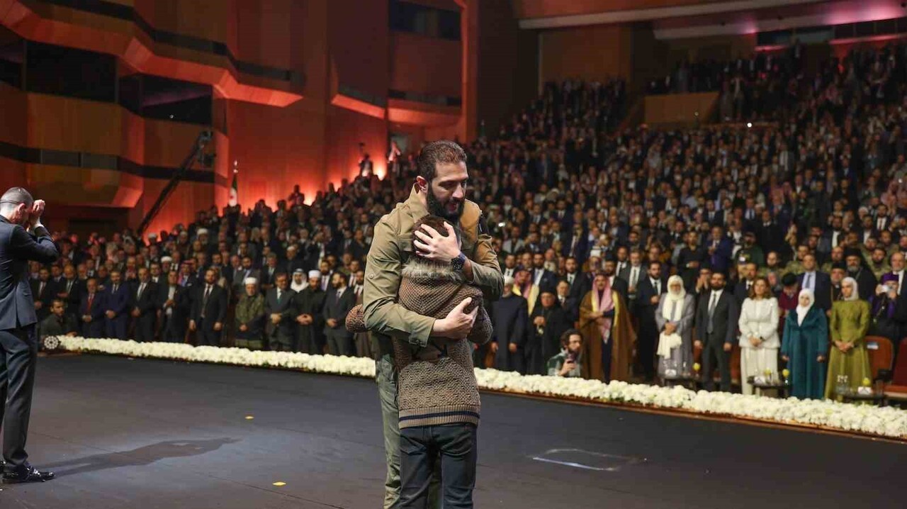 HALEP SALDIRISININ SEMBOLÜ ÜMRAN BEBEK, ESAD’IN KAÇTIĞI SARAYDA KONUŞTU