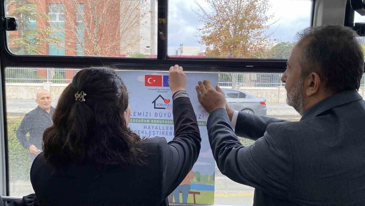 HALK OTOBÜSLERİNE AFİŞLERİN ASILMASINDAN GÖRÜNTÜ