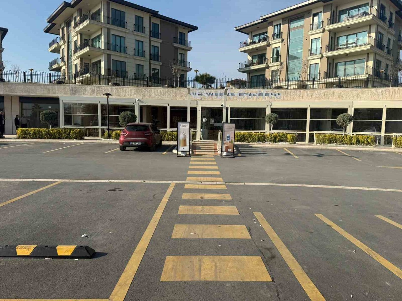 HAMBURGERCİNİN YANINDA BULUNAN VE ORTAKLARINA AİT OLDUĞU ÖĞRENİLEN KAHVECİ DE MERMİLERİN HEDEFİ...