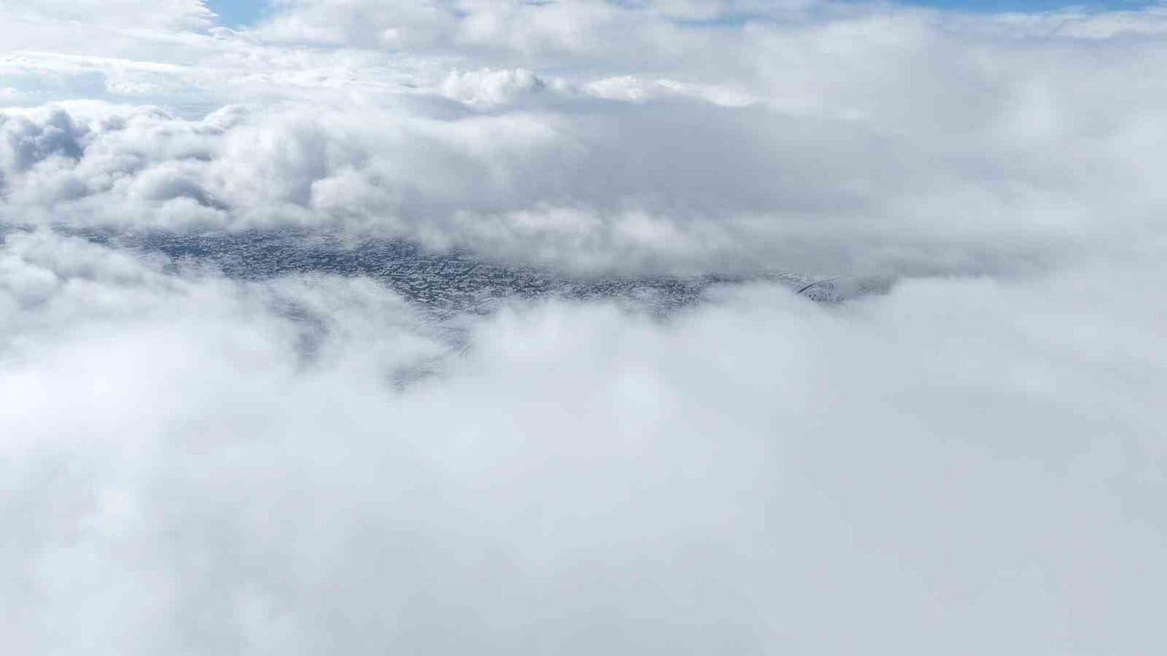 HARPUT’TAN DRON İLE ÇEKİLEN GÖRÜNTÜLERDE ELAZIĞ KENT MERKEZİ KARLA BİRLİKTE BEYAZA BÜRÜNDÜ. SİS VE...
