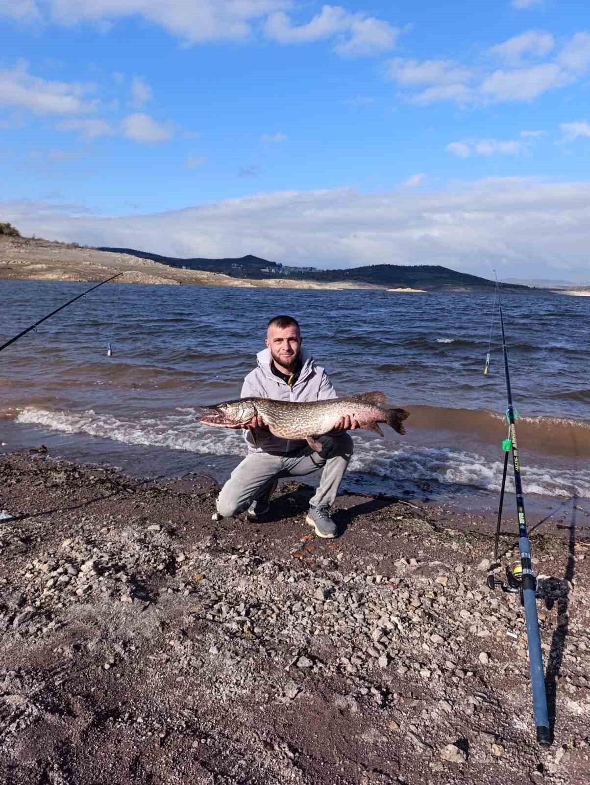 HASAN GÖKÇE VE ARKADAŞI DEV BİR TURNA BALIĞI YAKALADI