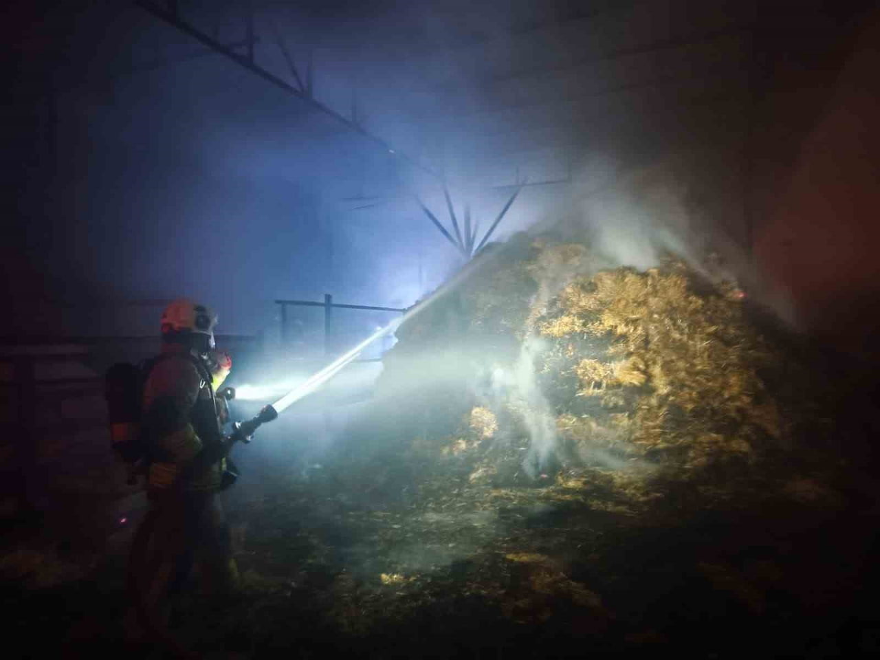 HATAY'DA 100 BÜYÜKBAŞ HAYVANIN BULUNDUĞU ÇİFTLİĞİN SAMANLIK KISMINDA ÇIKAN YANGIN, İTFAİYE...
