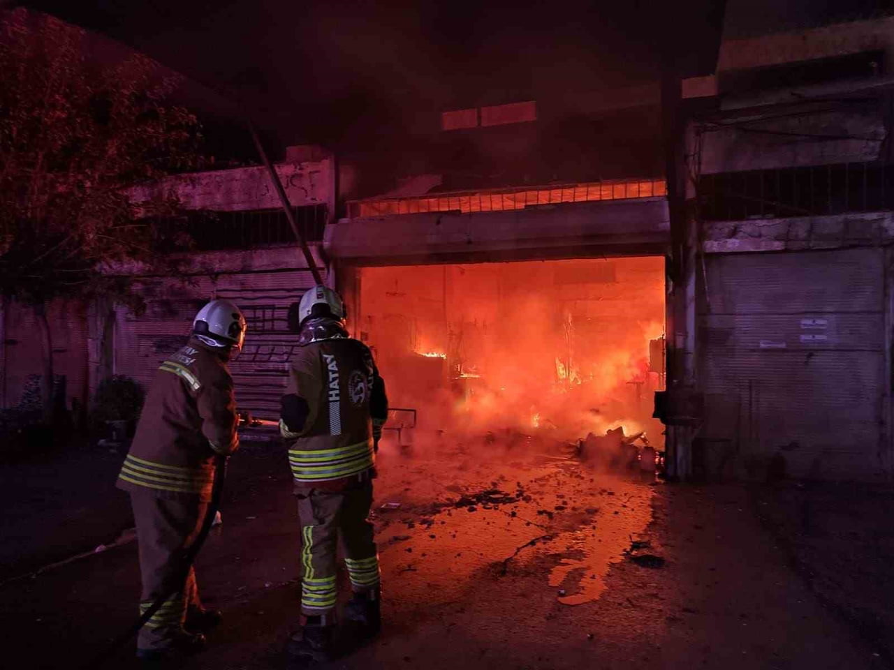 HATAY'DA ALEVLERE TESLİM OLARAK YANAN İŞ YERİ KULLANILMAZ HALE GELDİ.