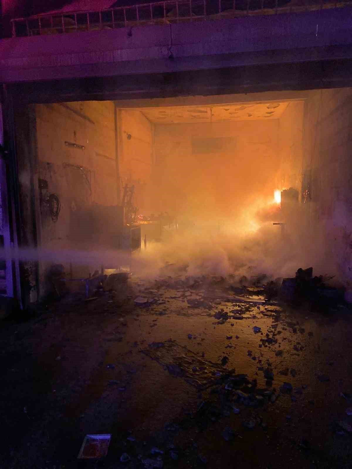 HATAY'DA ALEVLERE TESLİM OLARAK YANAN İŞ YERİ KULLANILMAZ HALE GELDİ.