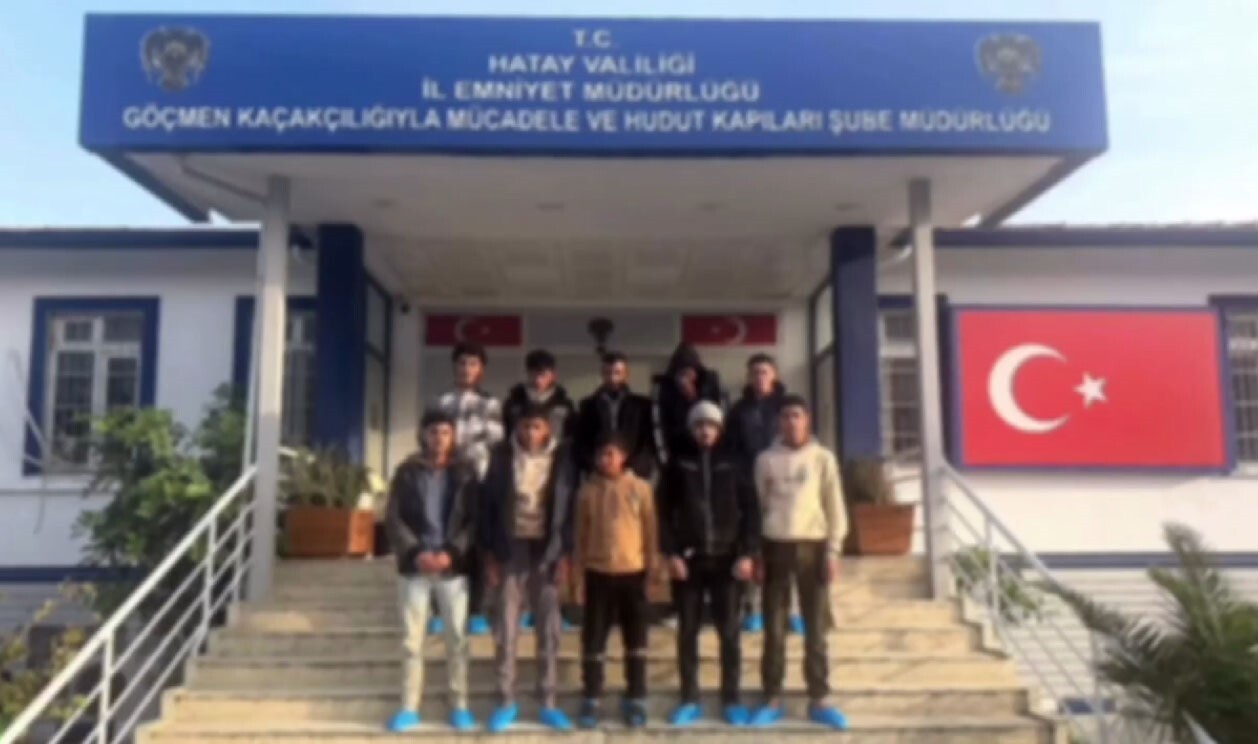 HATAY'DA AVRUPA ÜMİDİYLE YOLA ÇIKAN 10 KAÇAK GÖÇMEN, KAMYONET KASASINDA YAKALANDI. OLAYLA İLGİLİ 1...