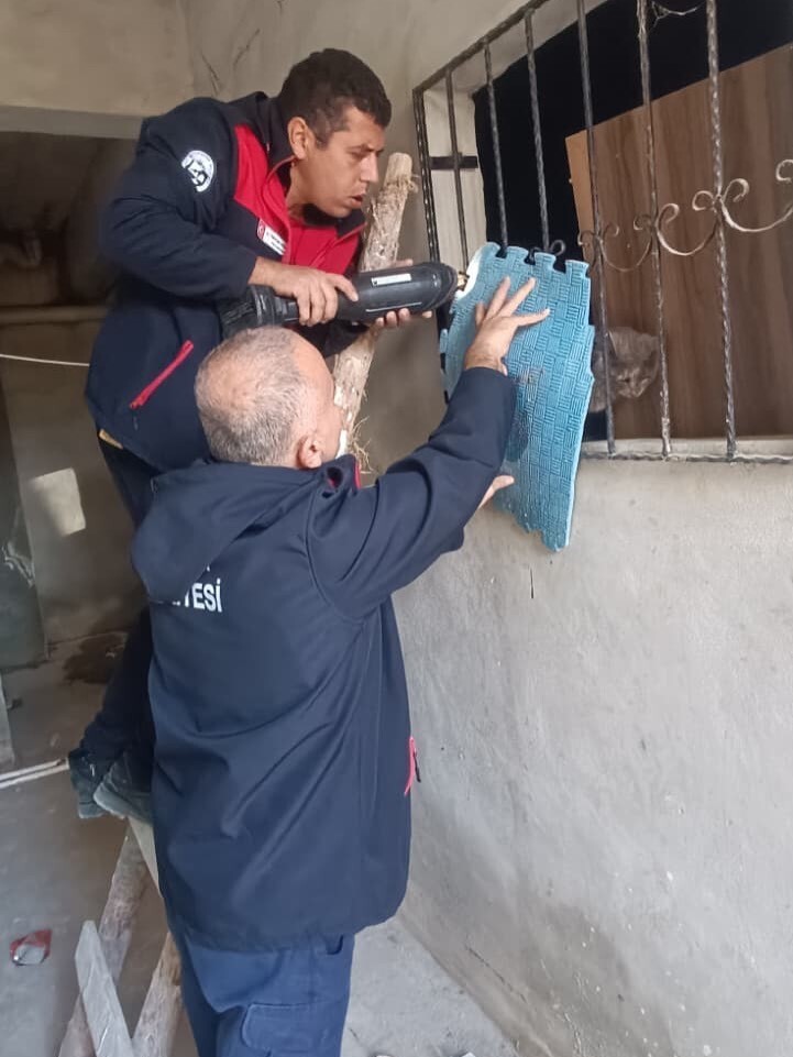 HATAY'DA DEMİR KORKULUKLAR ARASINDA MAHSUR KALAN KEDİ, İTFAİYE OPERASYONUYLA KURTARILDI.