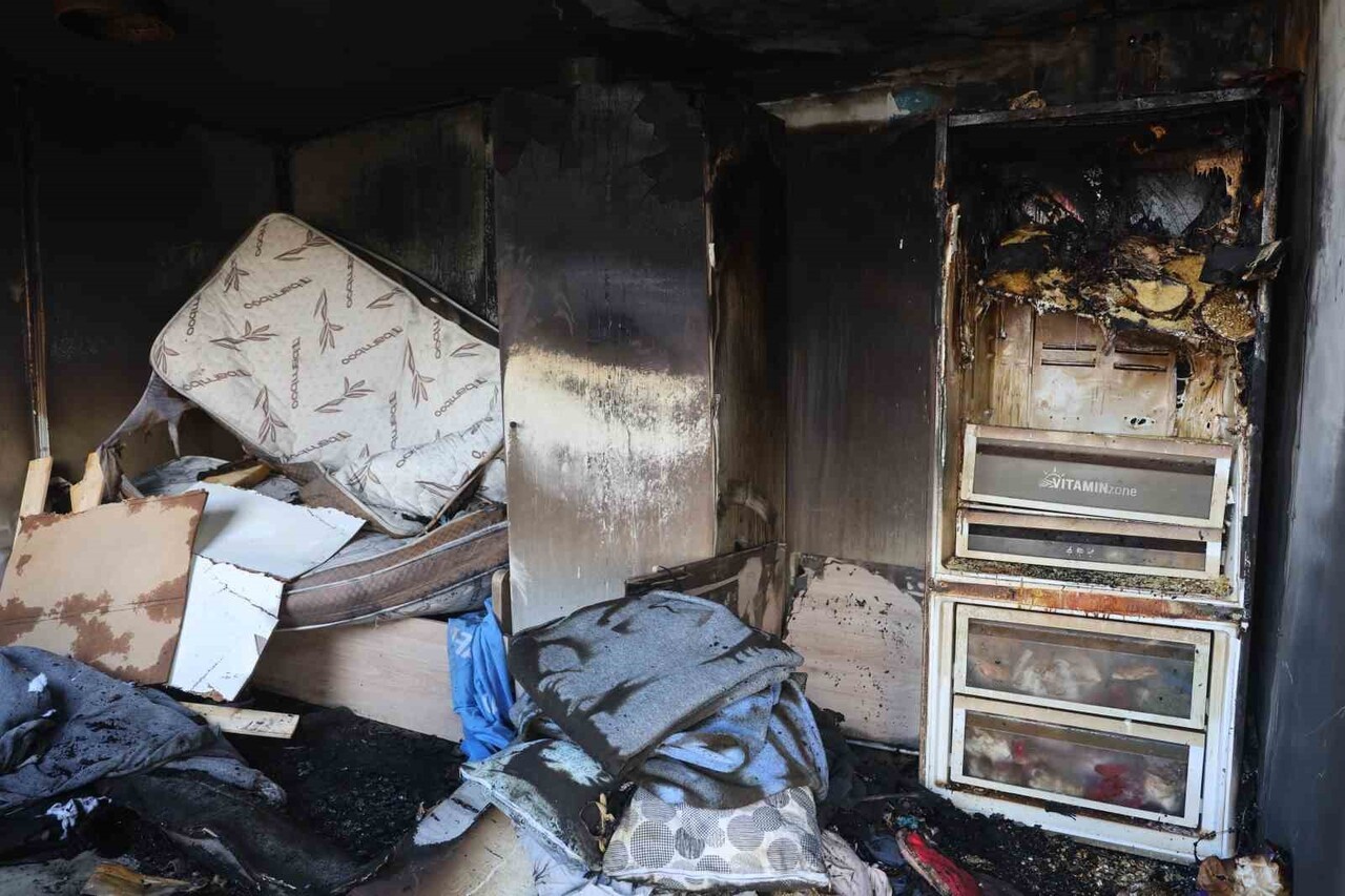 HATAY'DA DEPREMZEDE ADAMIN VE EŞİNİN YAŞADIĞI KONTEYNER YUVA YANARAK KULLANILMAZ HALE GELDİ.