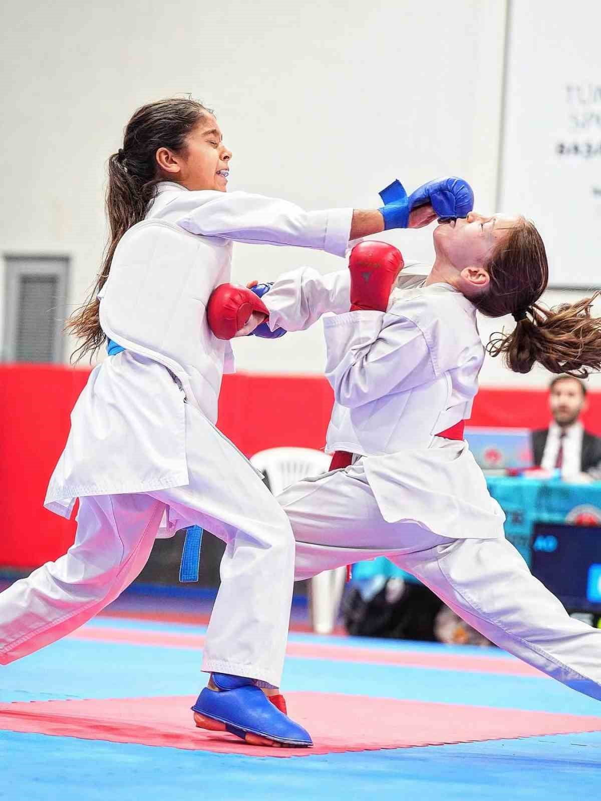 HATAY'DA DÜZENLENEN KARATE ORGANİZASYONUNDA YAKLAŞIK 1.500 SPORCUNUN MİNDERE ÇIKMASI, SPORUN...