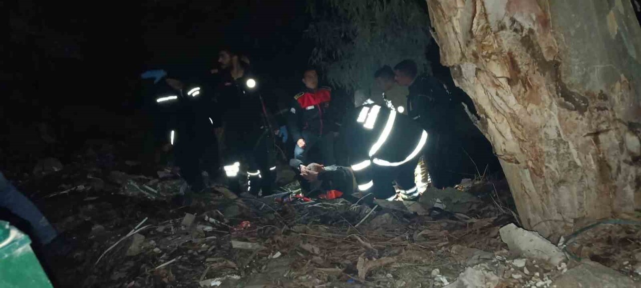 HATAY'DA GECE SAATLERİNDE SU KANALINDA DÜŞEN ŞAHIS İTFAİYE EKİPLERİ TARAFINDAN KURTARILDI.
