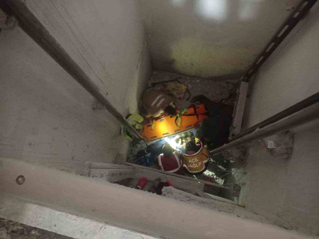 HATAY'DA İNŞAAT HALİNDEKİ BİNADA ASANSÖR BOŞLUĞUNA DÜŞEN İŞÇİ YARALANDI.