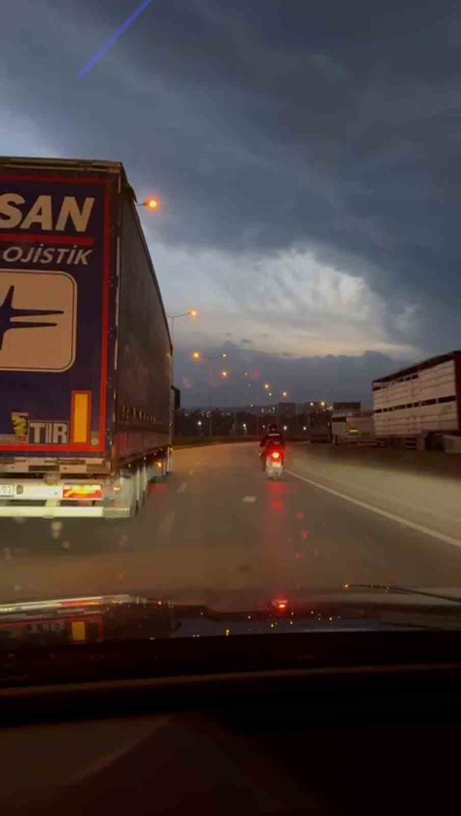 HATAY'DA KUVVETLİ FIRTINANIN ETKİSİYLE İLERLEMEKTE GÜÇLÜK ÇEKEN MOTOSİKLET SÜRÜCÜSÜ, TIRCININ...