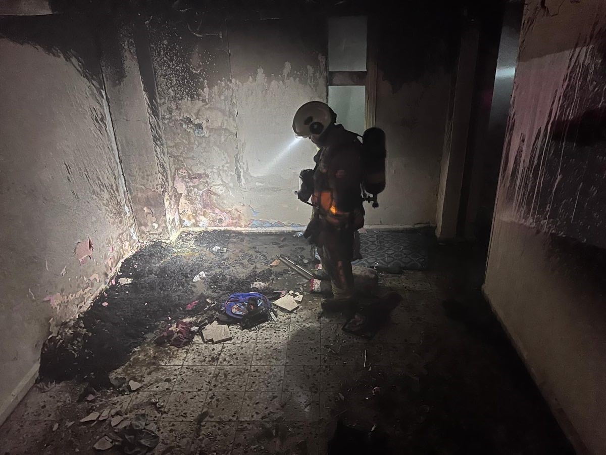 HATAY'DA METRUK BİNADA ÇIKAN YANGIN, ÇEVREYE SIÇRAMADAN KONTROL ALTINA ALINDI.