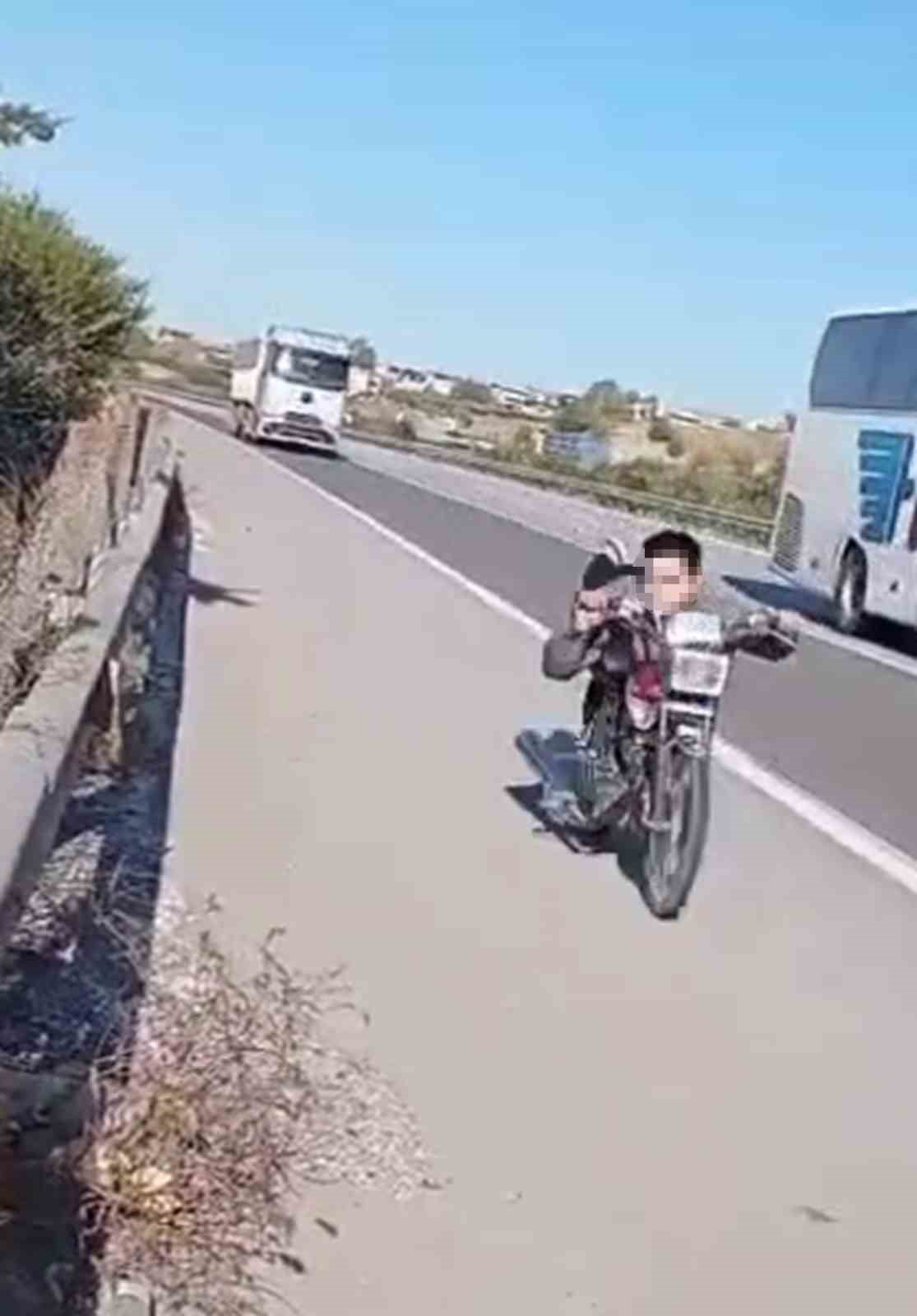 HATAY'DA OTOBANDA VİDEO ÇEKMEK İÇİN MOTOSİKLETİN ÜZERİNE YATARAK YOLCULUK YAPAN EHLİYETSİZ...