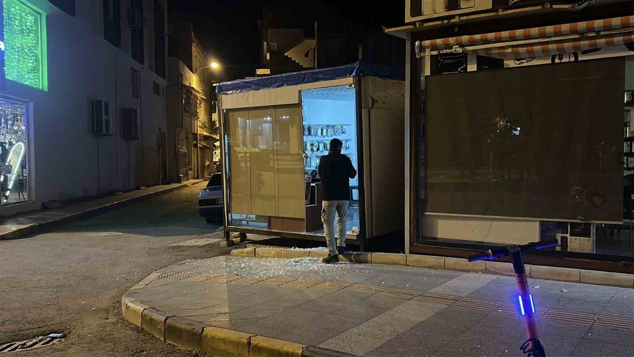 HATAY'DA PARK HALİNDE BULUNAN 6 ARAÇ VE 4 İŞ YERİ KİMLİĞİ BELİRSİZ KİŞİLER TARAFINDAN SALDIRIYA...