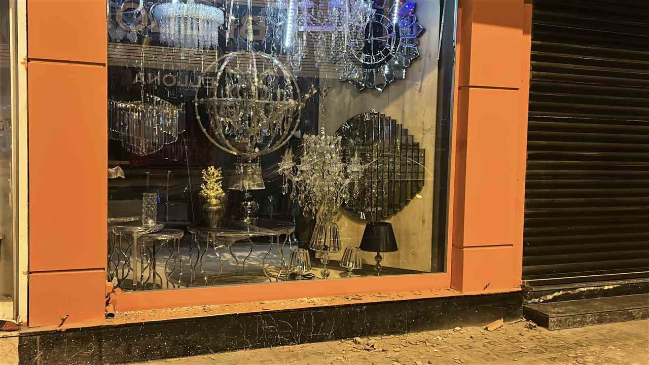 HATAY'DA PARK HALİNDE BULUNAN 6 ARAÇ VE 4 İŞ YERİ KİMLİĞİ BELİRSİZ KİŞİLER TARAFINDAN SALDIRIYA...