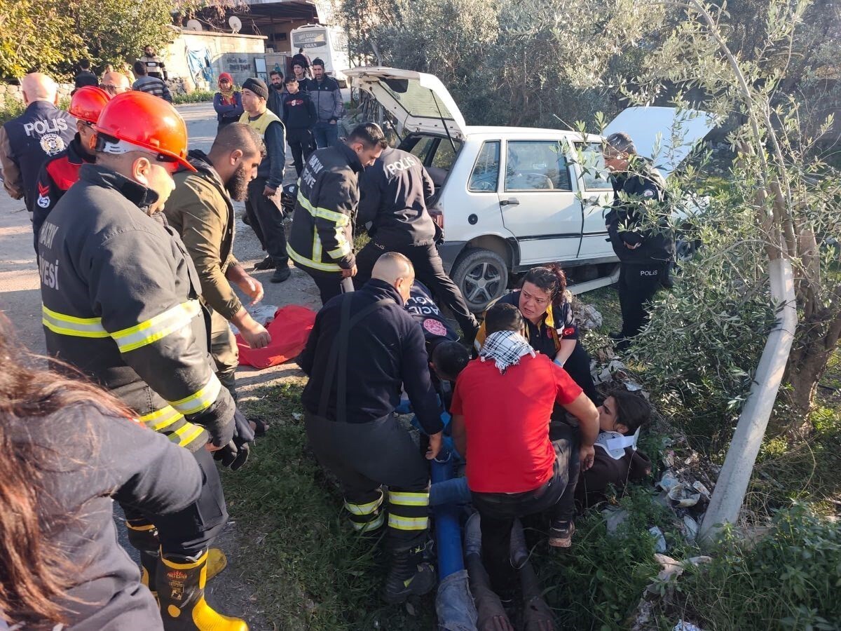 HATAY'DA SÜRÜCÜSÜNÜN DİREKSİYON HAKİMİYETİNİ KAYBETMESİYLE BAHÇEYE UÇAN OTOMOBİLDEKİ 3 KİŞİ...