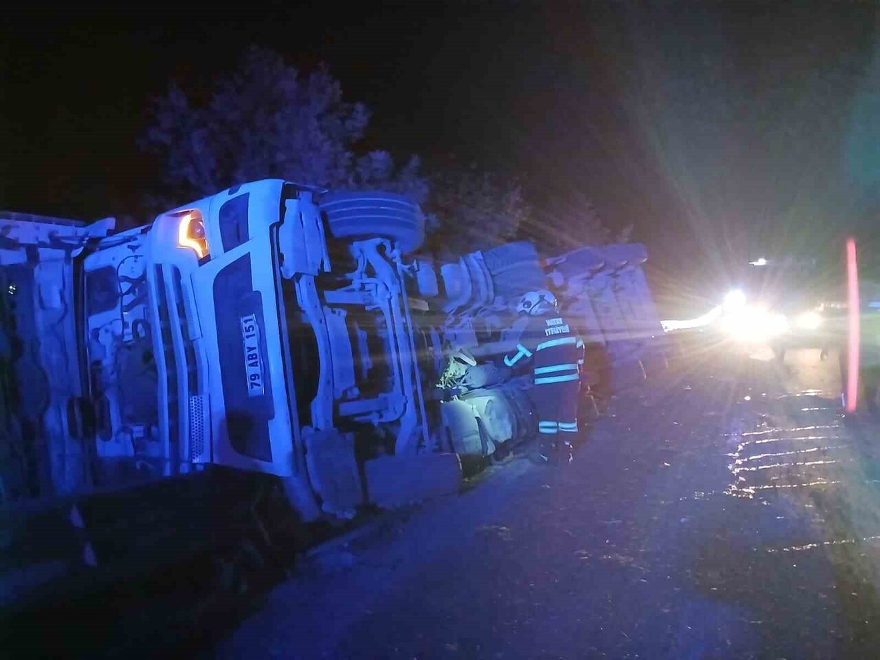 HATAY'DA SÜRÜCÜSÜNÜN KONTROLÜNÜ KAYBETMESİYLE DEVRİLEN TIRIN SÜRÜCÜSÜ YARALANDI.