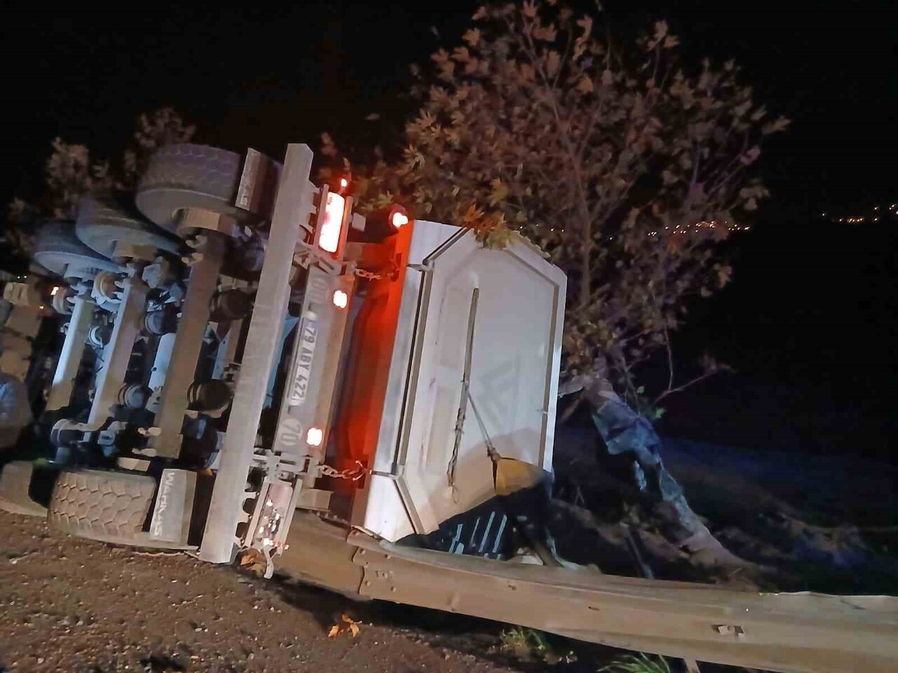 HATAY'DA SÜRÜCÜSÜNÜN KONTROLÜNÜ KAYBETMESİYLE DEVRİLEN TIRIN SÜRÜCÜSÜ YARALANDI.