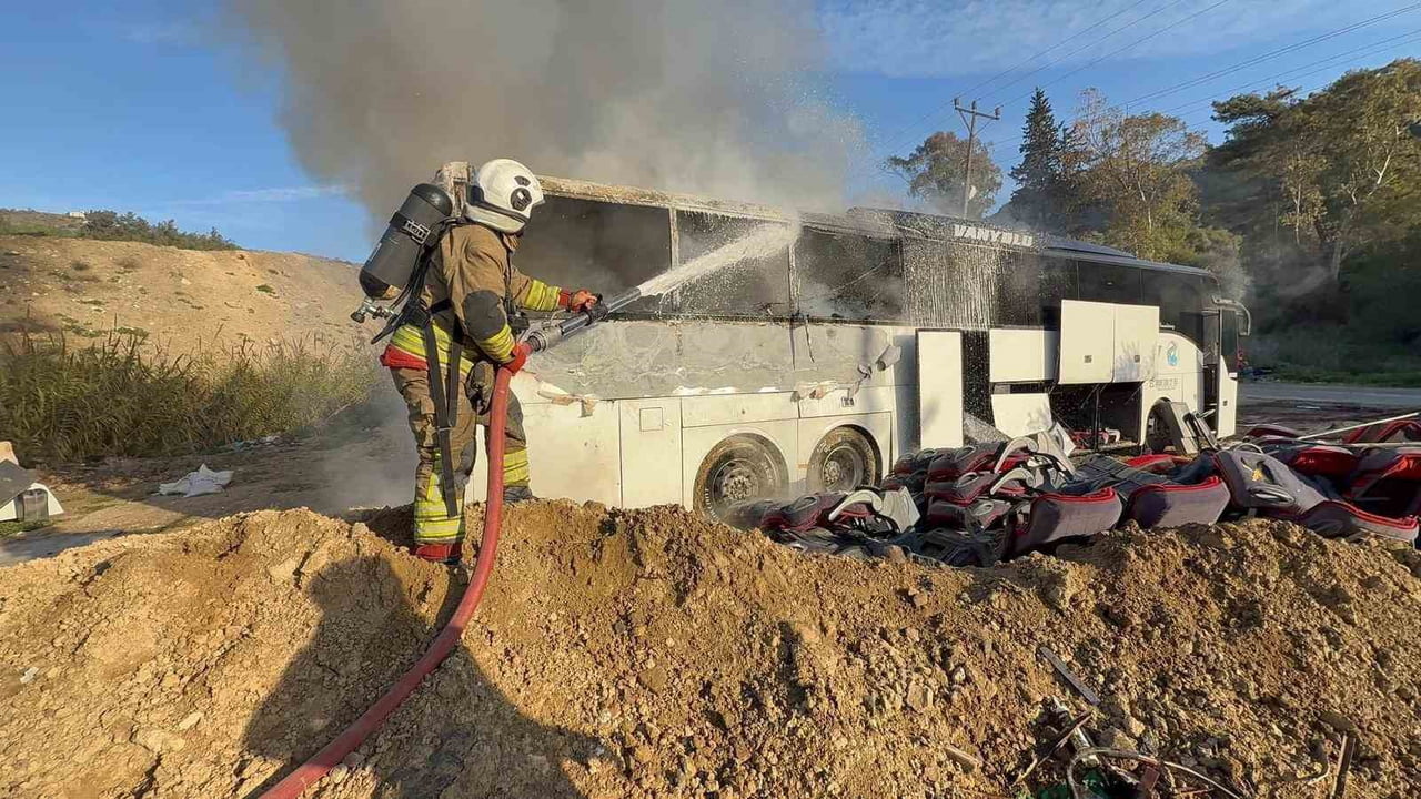 HATAY'DA TAMİR ATÖLYESİNDE PARK HALİNDEKİ YOLCU OTOBÜSÜ YANARAK KULLANILMAZ HALE GELDİ.