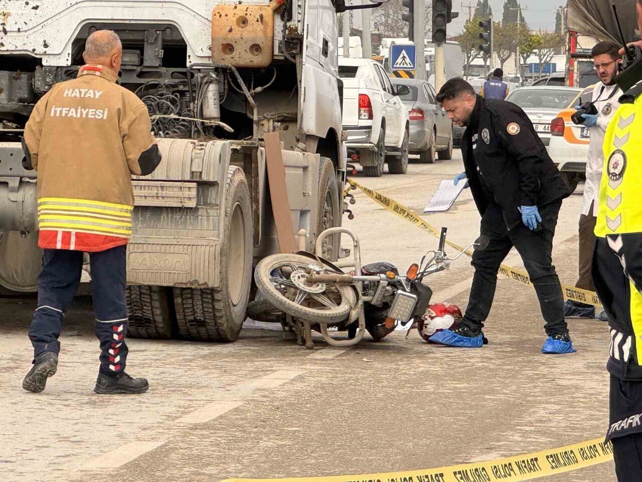 HATAY'DA TIR İLE ÇARPIŞAN MOTOSİKLETTEKİ ANNE VE 2 AYLIK BEBEĞİ HAYATINI KAYBEDERKEN, BABA VE 2...