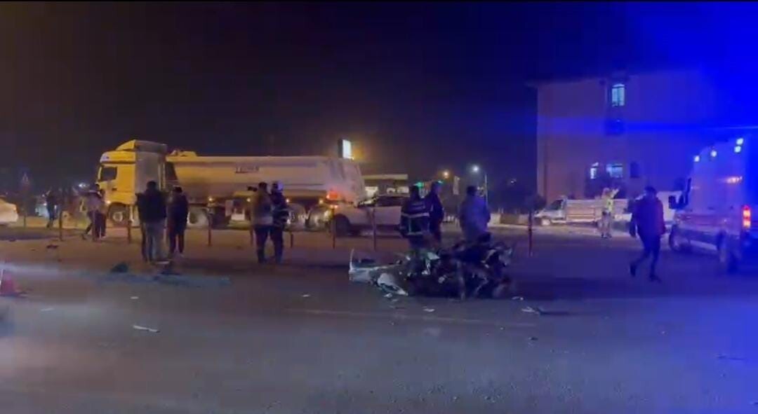 HATAY'DA TIRLA ÇARPIŞIP İKİYE BÖLÜNEN TOFAŞ MARKA OTOMOBİLİN SÜRÜCÜSÜ YARALANDI