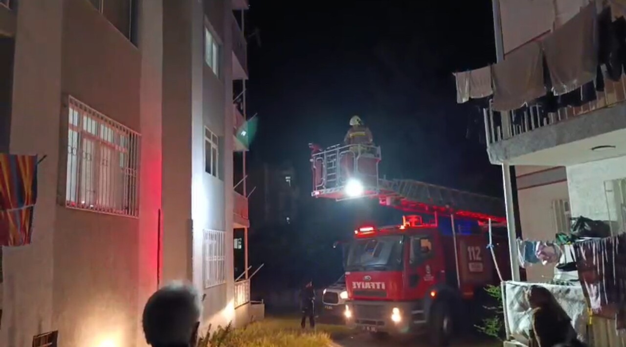 HATAY'DA YALNIZ YAŞADIĞI EVİN BALKONUNDA DÜŞEREK YARALANAN VE KAPININ KİLİTLİ OLMASIYLA MAHSUR...