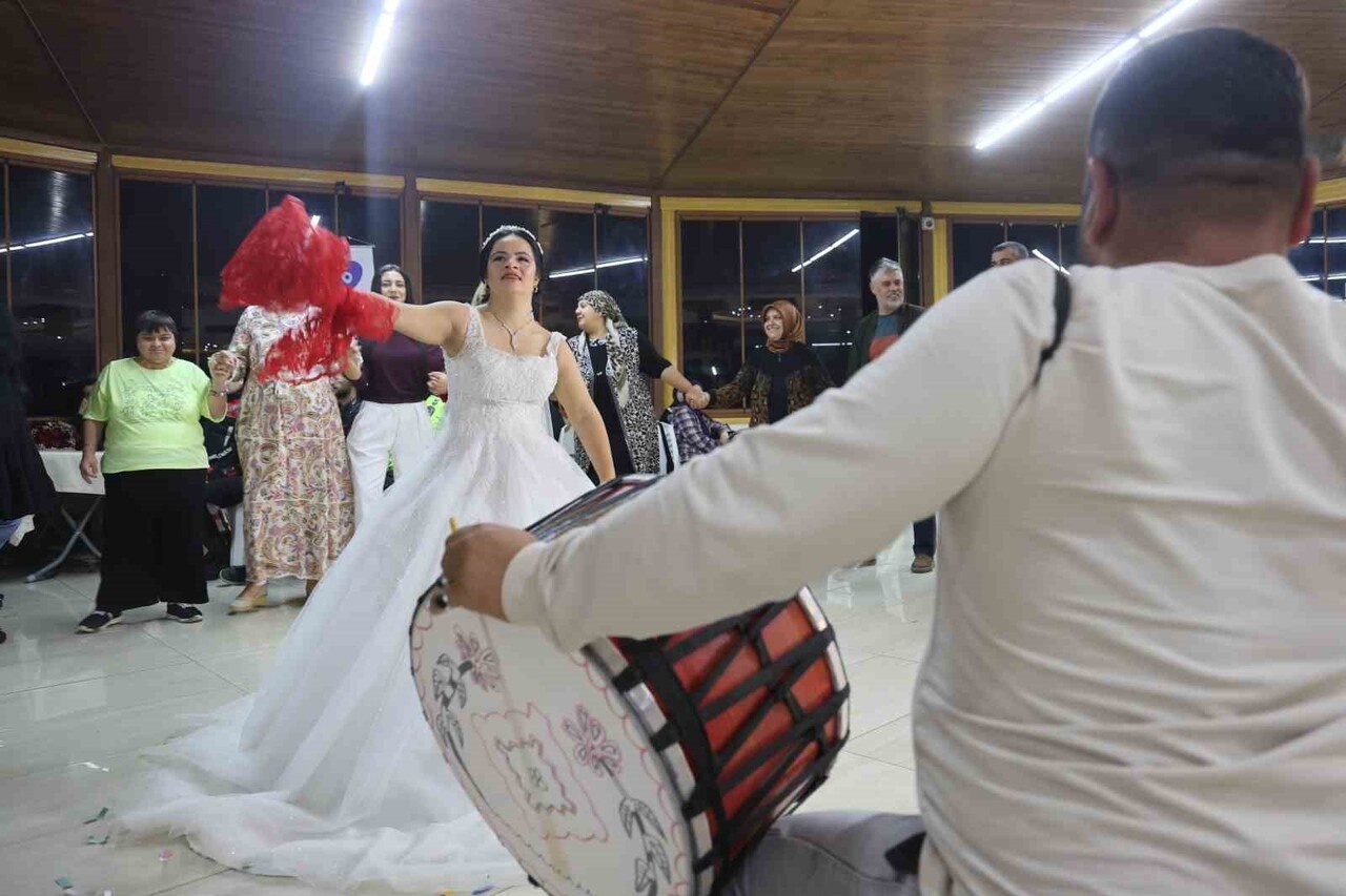 HATAY'DA YAŞAYAN DOWN SENDROMLU EZGİ HALMAN İÇİN TEMSİLİ DÜĞÜN YAPILDI