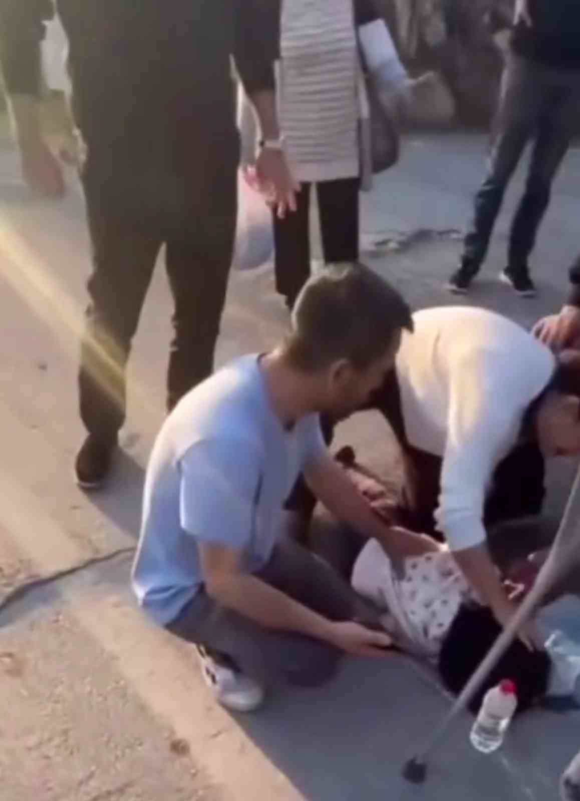 HATAY'DA YOLUN KARŞISINA GEÇMEYE ÇALIŞAN ANNE İLE 2 ÇOCUĞU, YAYA GEÇİDİNDE OTOMOBİLİN ÇARPMASI...