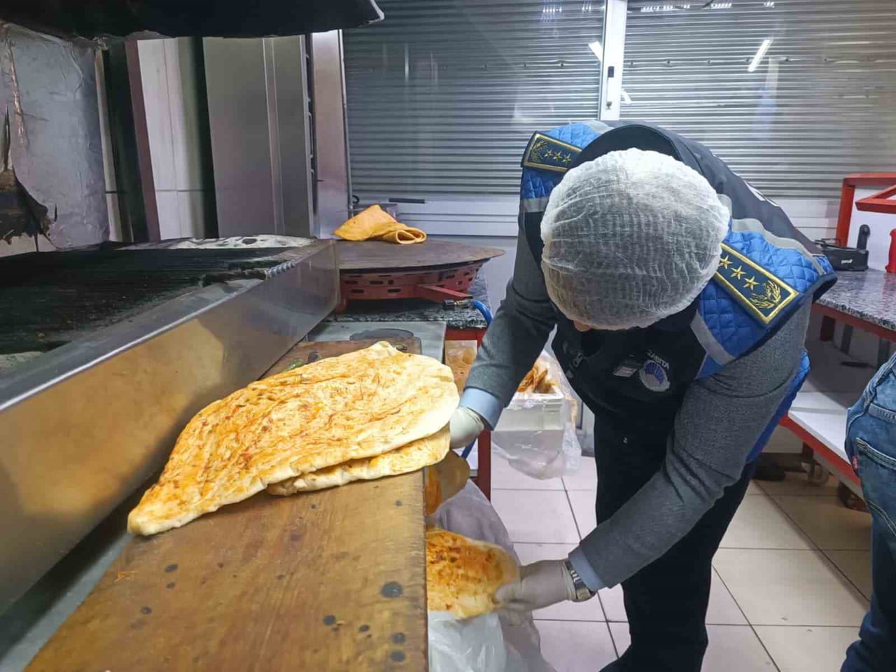 HATAY'IN DÖRTYOL İLÇESİNDE ZABITA EKİPLERİNİN İŞ YERİ DENETİMİ ESNASINDA BAHARAT DOLU KOVANIN...