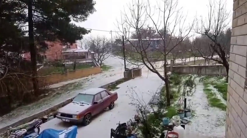 HATAY'IN KUZEY İLÇELERİNDE ETKİLİ OLAN DOLU YAĞIŞI ÇEVREYİ BEYAZA BÜRÜDÜ.