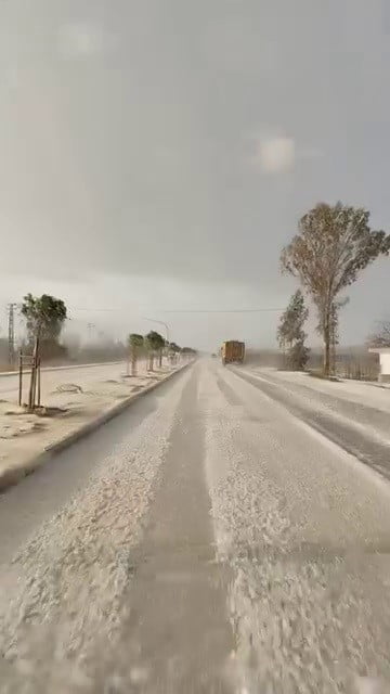 HATAY'IN KUZEY İLÇELERİNDE ETKİLİ OLAN DOLU YAĞIŞI ÇEVREYİ BEYAZA BÜRÜDÜ.