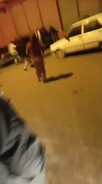 HATAY’DA 2 AİLE ARASINDA ÇIKAN KAVGADA SOKAĞIN SAVAŞ ALANINA DÖNDÜĞÜ ANLAR CEP TELEFONU KAMERASINA...