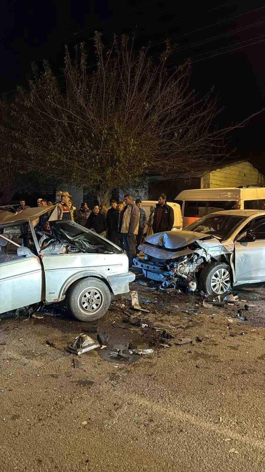 HATAY’DA 2 OTOMOBİLİN KAFA KAFAYA ÇARPIŞTIĞI KAZADA ARAÇ SÜRÜCÜLERİ YARALANDI.