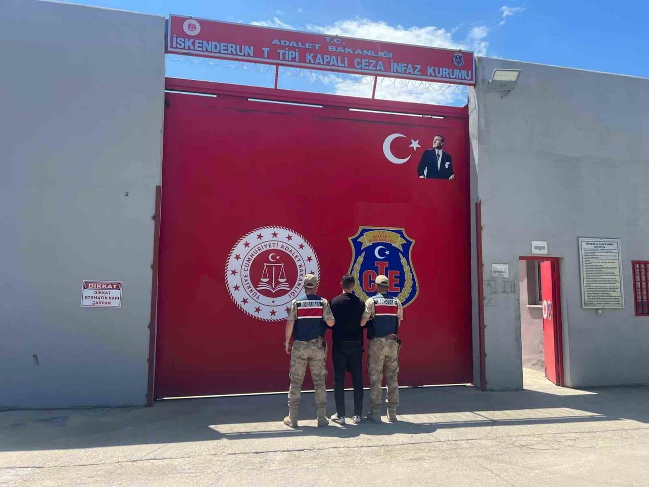 HATAY’DA 30 YIL HAPİS CEZASI BULUNAN FİRARİ MANDALİNA BAHÇESİNDE YAKALANDI