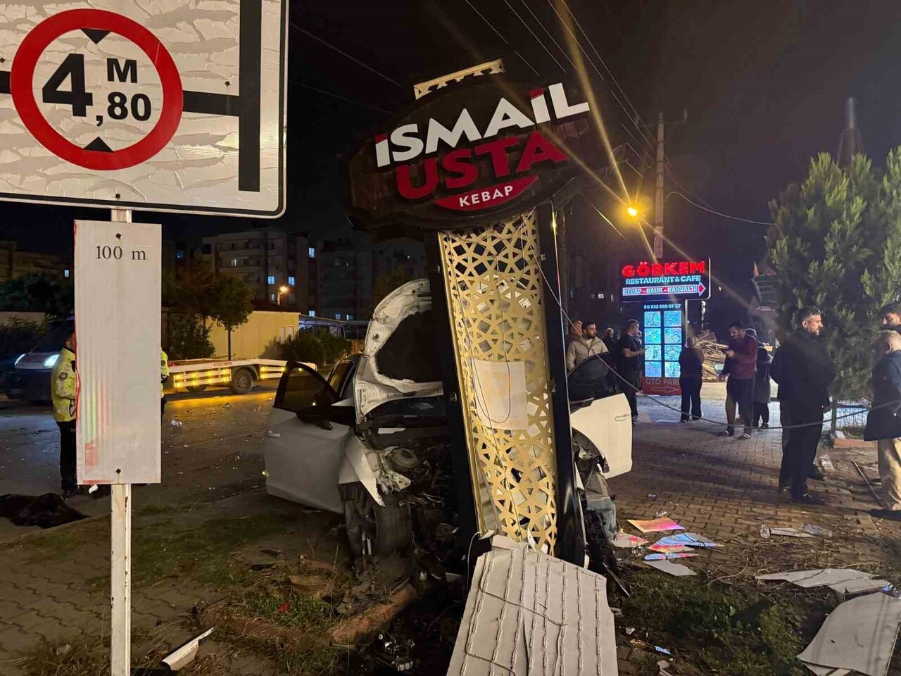 HATAY’DA BİR LOKANTANIN TABELASINA ÇARPARAK HURDAYA DÖNEN OTOMOBİLİN SÜRÜCÜSÜ KAZANIN ARDINDAN...