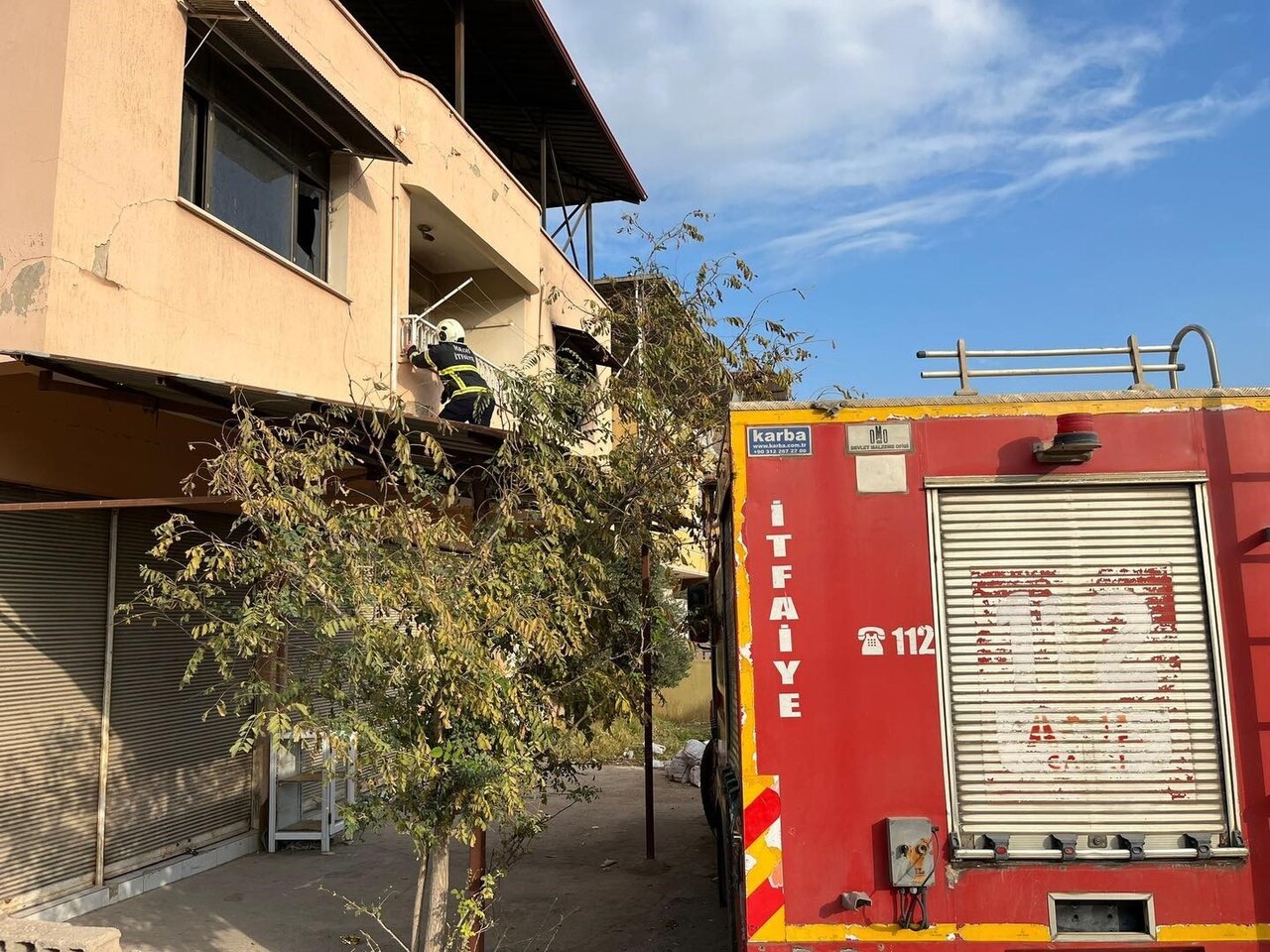 HATAY’DA ÇATIDA MAHSUR KALAN KEDİ İTFAİYE EKİPLERİ TARAFINDAN KURTARILDI.