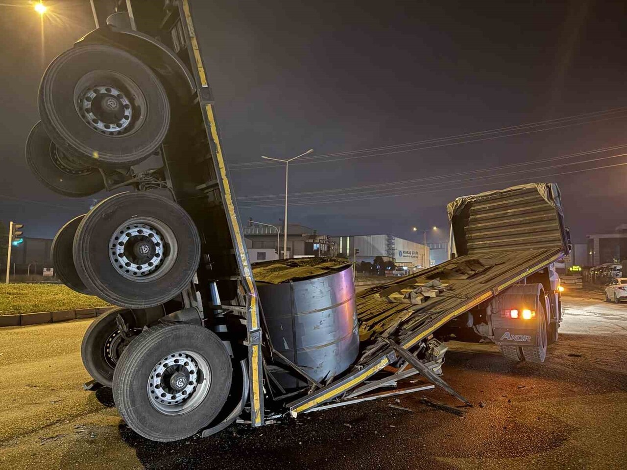 HATAY’DA DEMİR YÜKLÜ TIRIN DORSESİ YÜKE DAYANAMAYARAK SEYİR HALİNDEYKEN ORTADAN 2 YE AYRILDI....