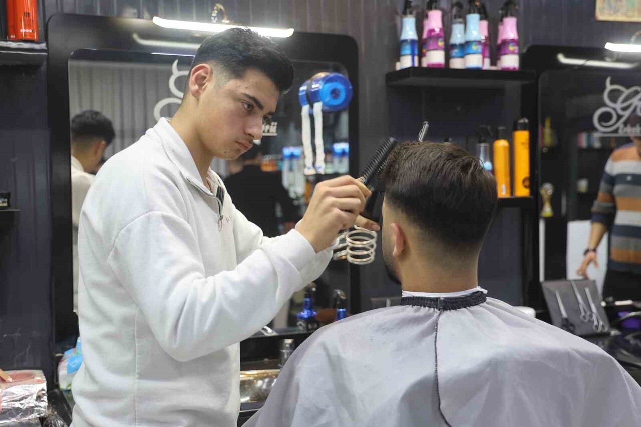 HATAY’DA DEPREME MÜŞTERİNİN SAÇINI YIKADIĞI ESNADA YAKALANAN ESNAF KEMAL SÜRMELİ’NİN MÜŞTERİYİ...