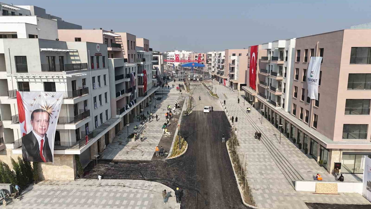 HATAY’DA DEPREMİN ARDINDAN İNŞA EDİLEN ANTAKYA KENT MERKEZİNİ GÖREN VATANDAŞLAR ASRIN FELAKETİNİN...