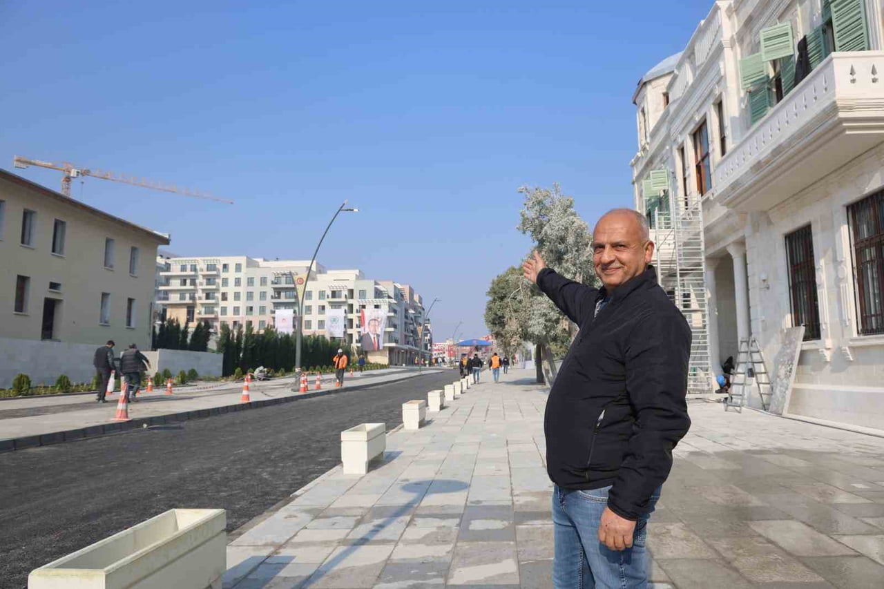 HATAY’DA DEPREMİN ARDINDAN İNŞA EDİLEN ANTAKYA KENT MERKEZİNİ GÖREN VATANDAŞLAR ASRIN FELAKETİNİN...