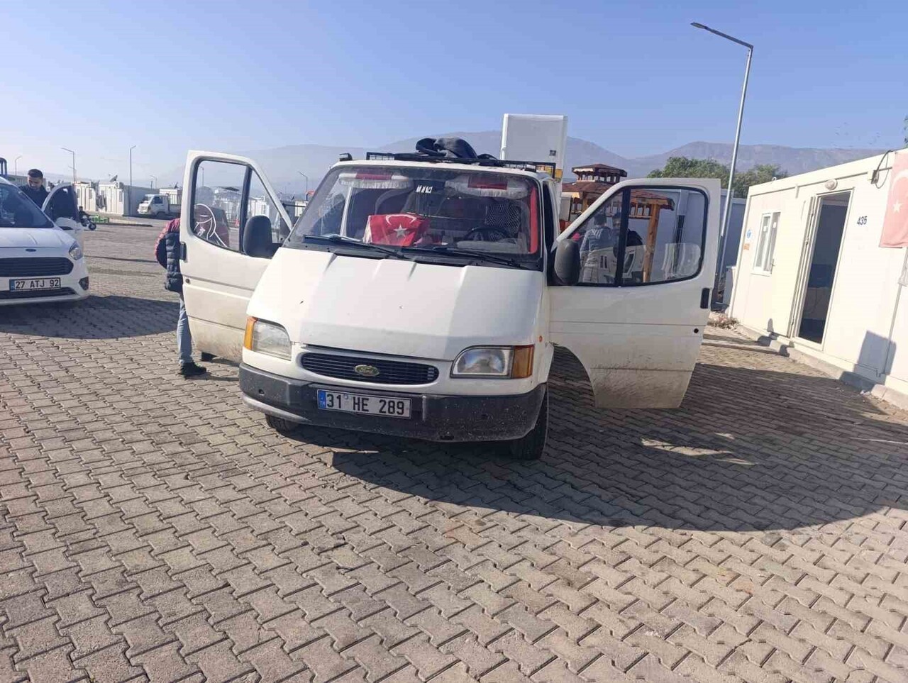 HATAY’DA DEPREMZEDE VATANDAŞLARIN YAŞADIĞI KONTEYNERLERDEN EŞYALARI ÇALAN 4 ŞAHIS GÖZALTINA...