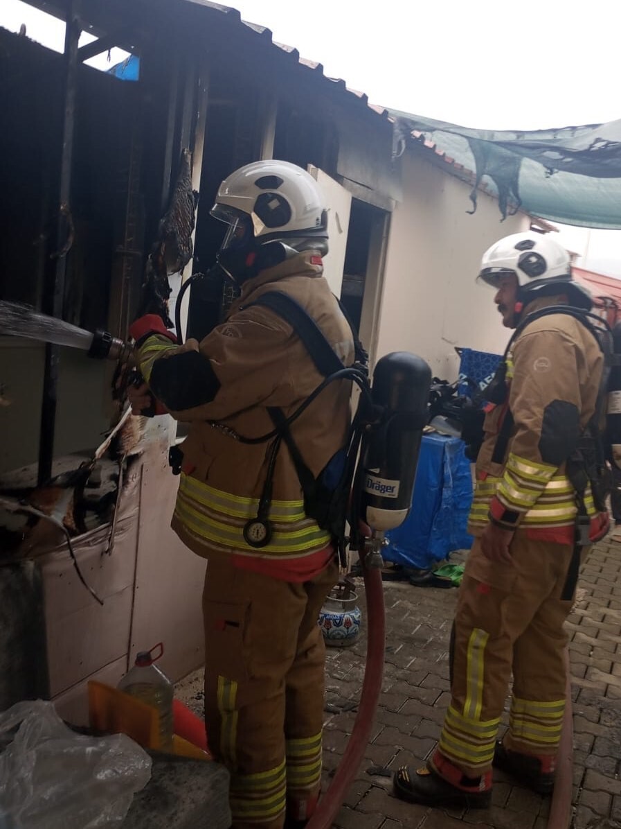HATAY’DA DEPREMZEDELERİN YAŞADIĞI KONTEYNERDE ÇIKAN YANGIN, ÇEVREYE SIÇRAMADAN...