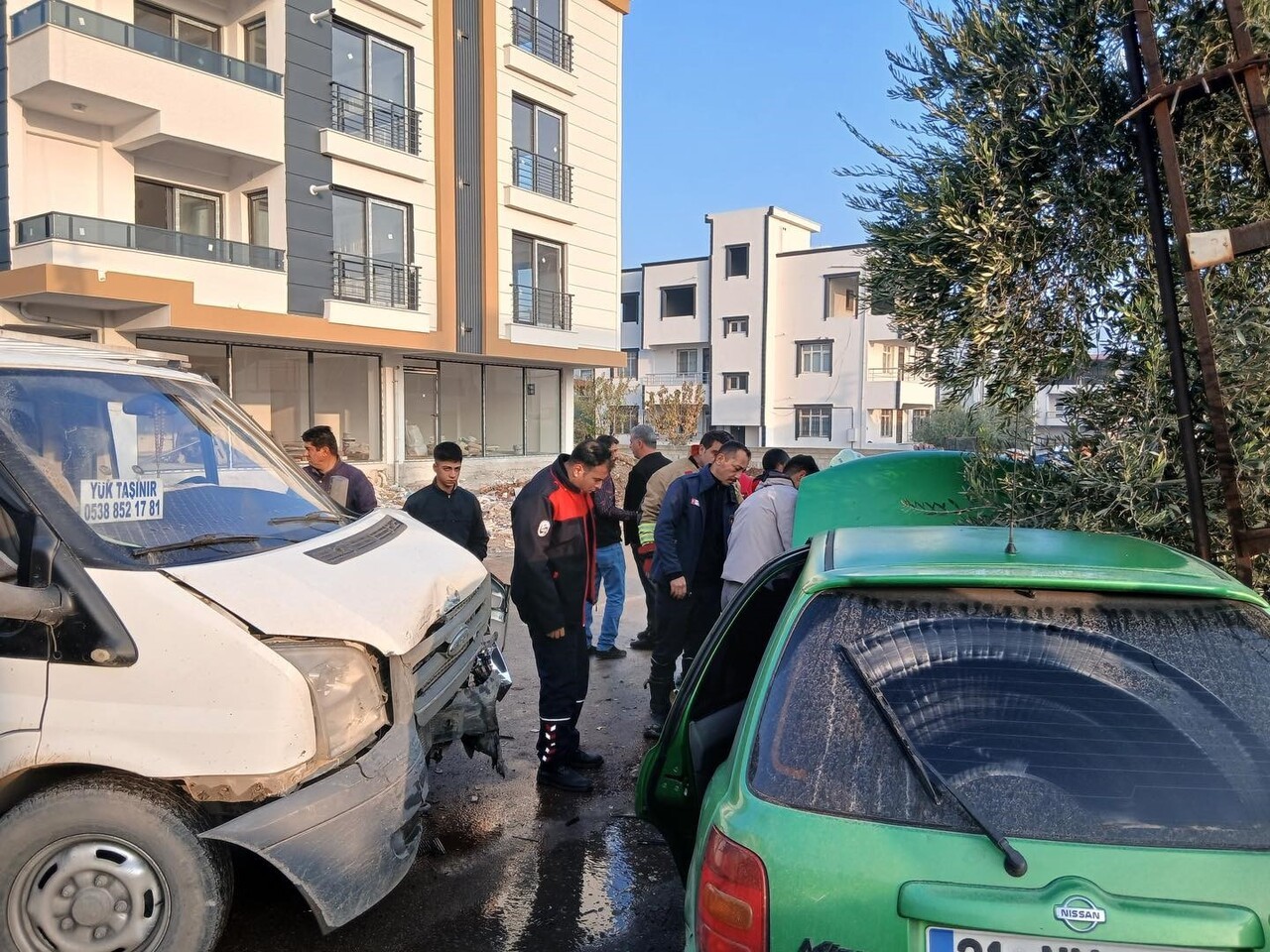 HATAY’DA KAMYONETLE, OTOMOBİLİN ÇARPIŞMASIYLA YAŞANAN KAZADA 1 KİŞİ YARALANDI.