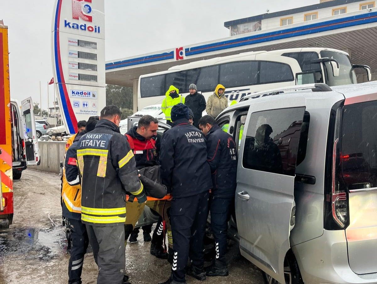 HATAY’DA KARLI HAVADA SÜRÜCÜSÜNÜN DİREKSİYON KAYBETMESİYLE DUVARA ÇARPAN ARACIN SÜRÜCÜSÜ...