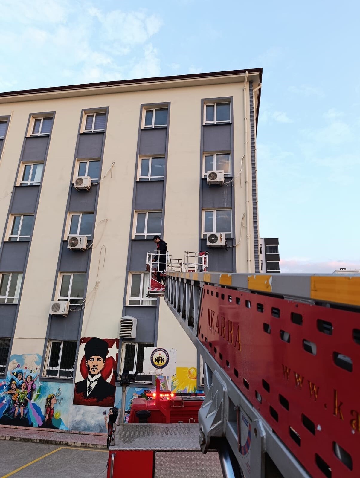 HATAY’DA KLİMA MOTORUNUN KABLOSUNA DOLAŞARAK MAHSUR KALAN KEDİYİ İTFAİYE KURTARDI.