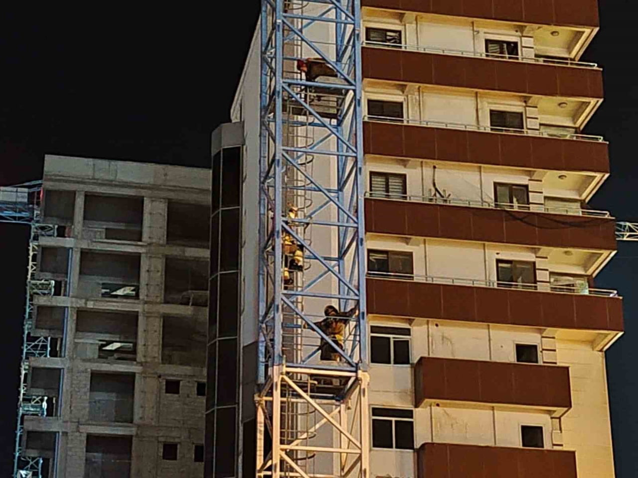 HATAY’DA KULE VİNCE ÇIKARAK İNTİHARA KALKIŞAN ŞAHIS, İTFAİYE EKİPLERİNİN İKNA ÇALIŞMALARIYLA...